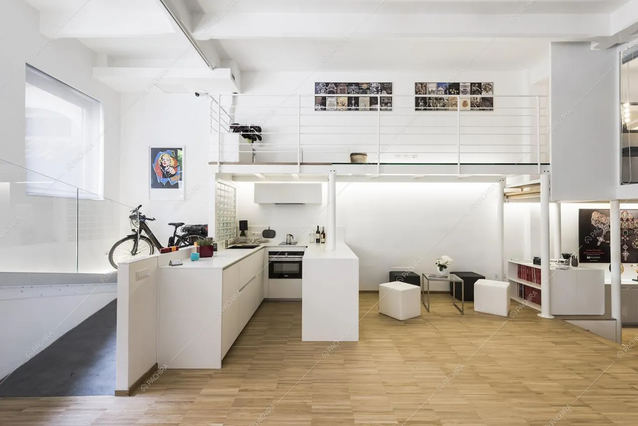 Loft moderno a Roma con pavimento in parquet