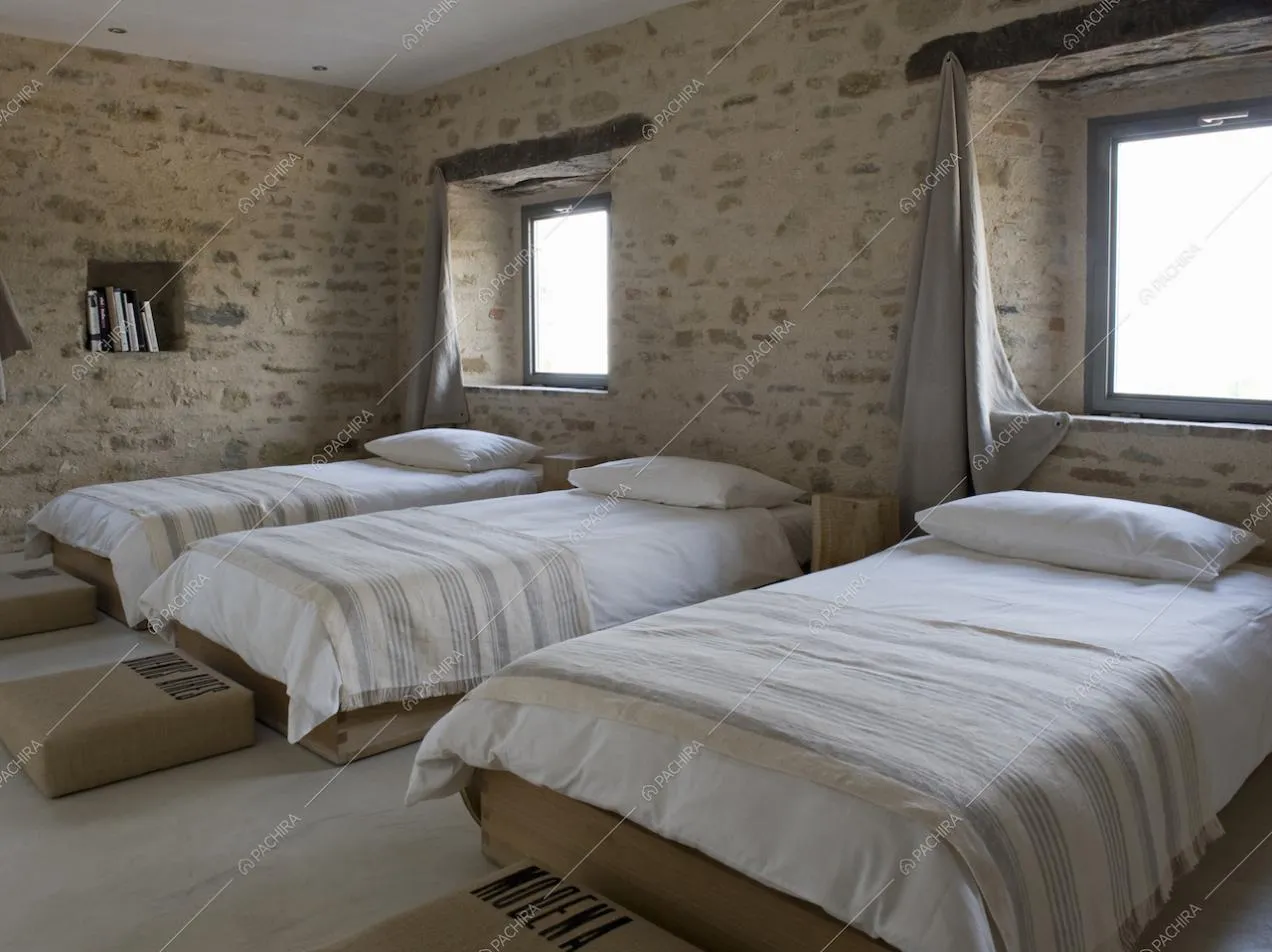 Cameretta con lettini singoli e muri in pietra