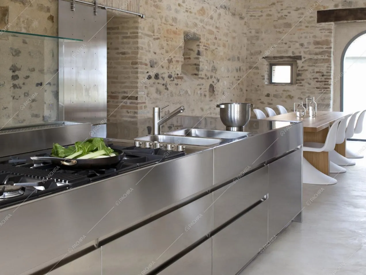 Cucina a vista moderna con fornelli a gas