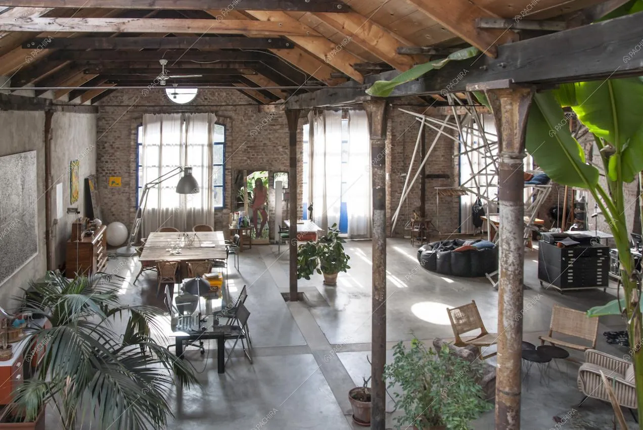 Banani e ampie vetrate nel Loft Romice
