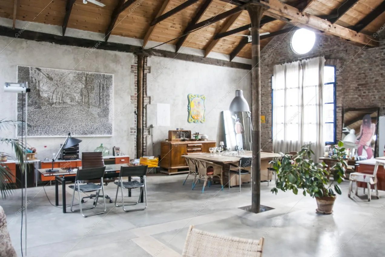 Muri in pietra e arredi essenziali nella Location Romice