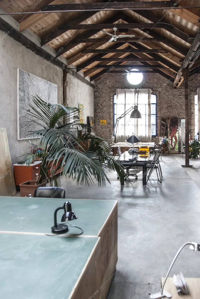 Travi a vista e muri in pietra nel Loft Romice