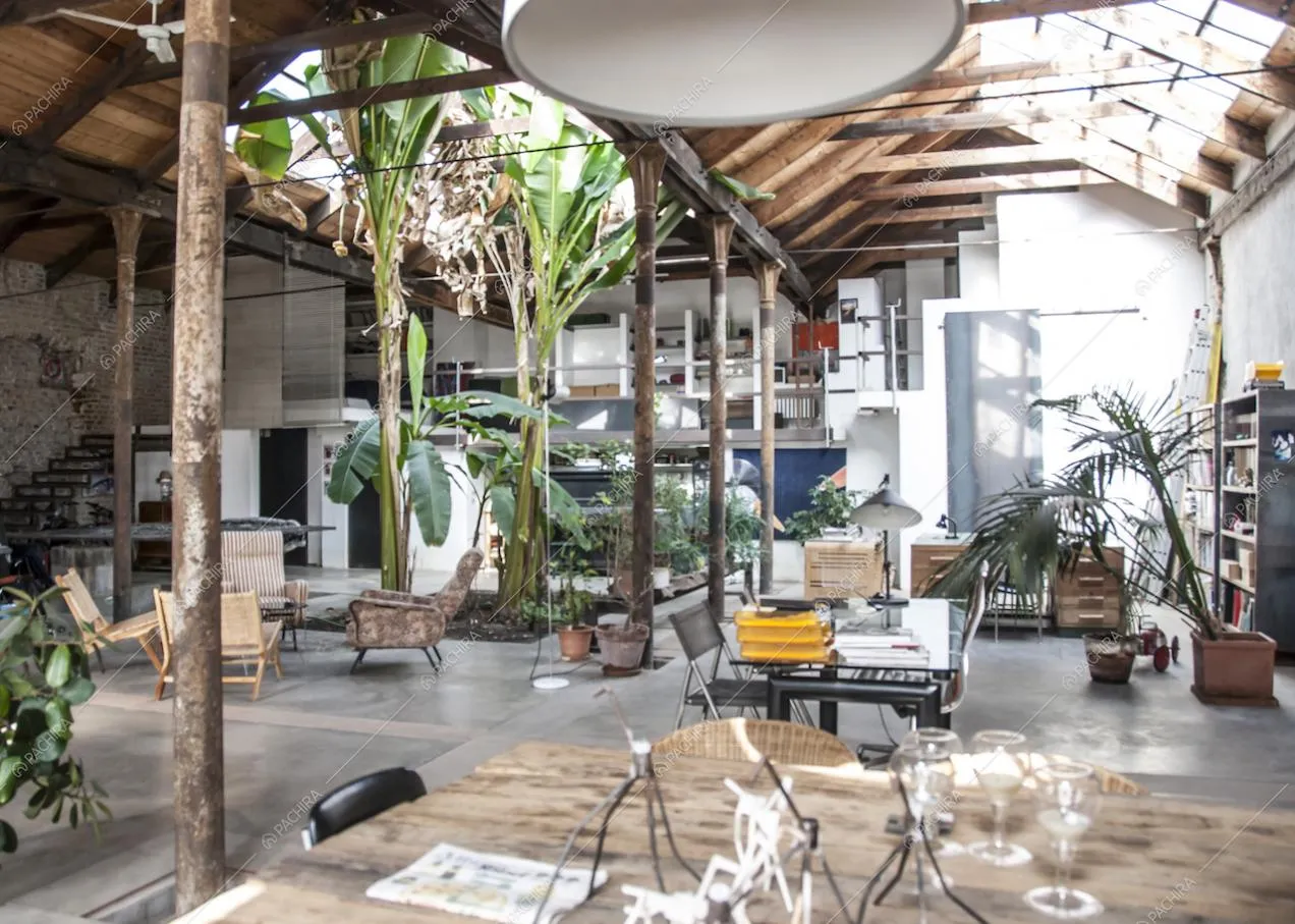 Loft in stile industriale con pavimento in cemento lisciato