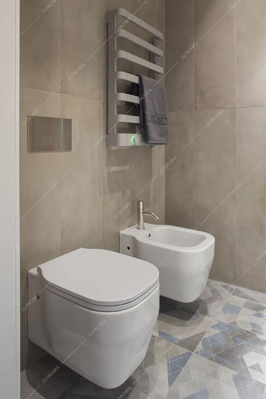 Bagno moderno con sanitari sospesi