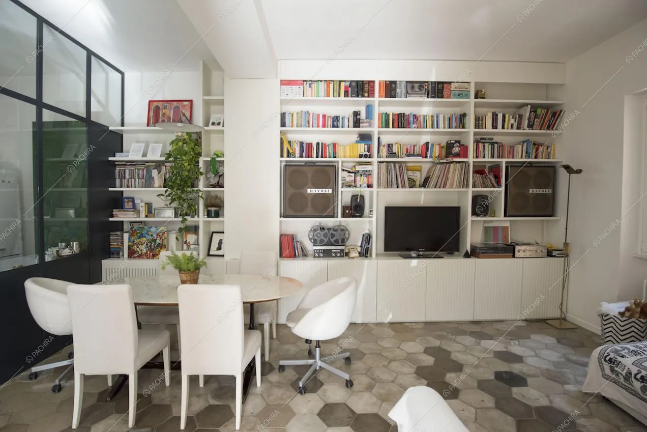Libreria bianca a parete e tavolo da pranzo sei posti