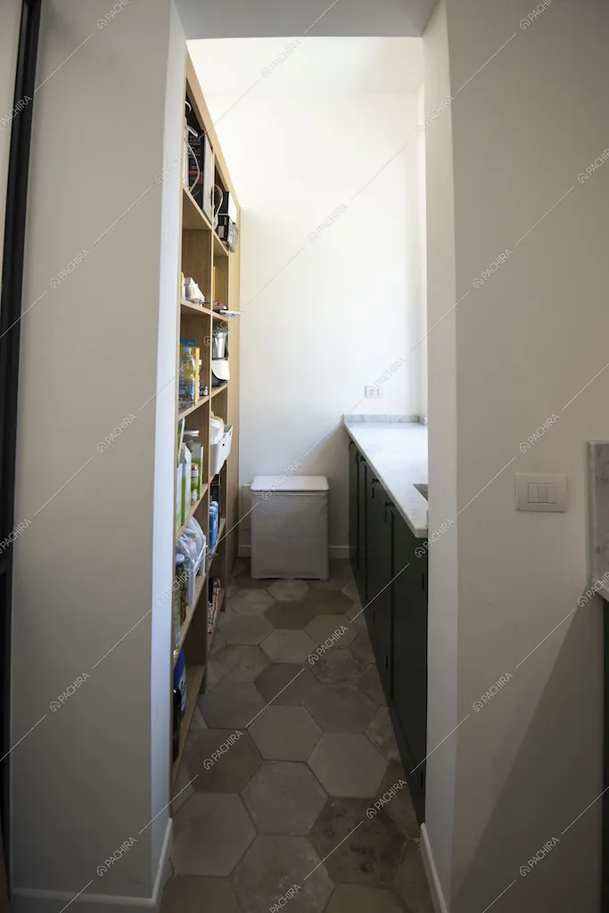 Dispensa e cucina a parete