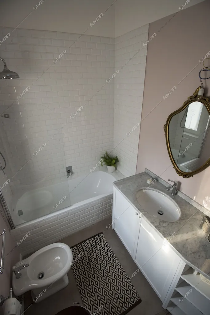 Bagno con vasca da bagno combinata con box doccia