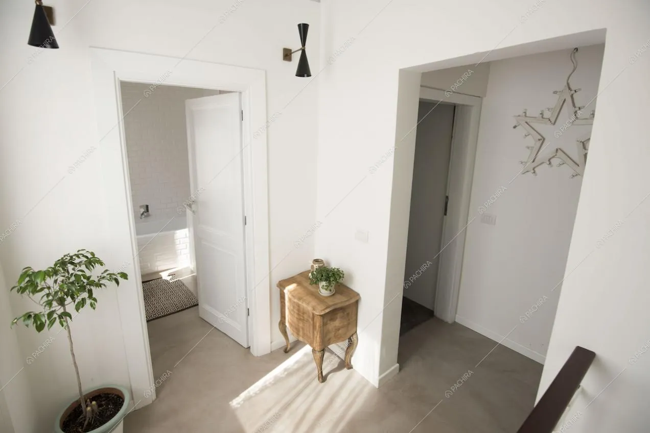 Antibagno con comodino d'epoca in legno e scorcio del bagno