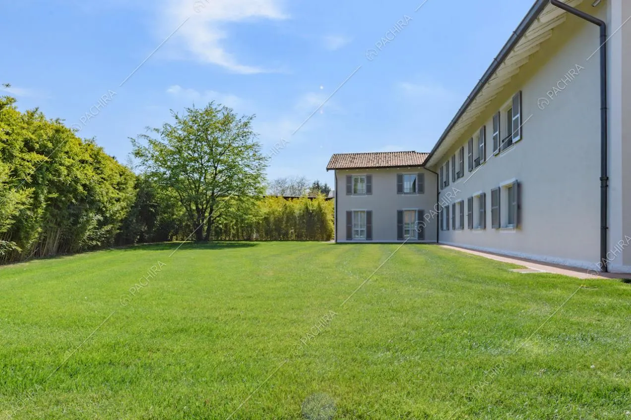 Grande giardino e vista sugli esterni bianchi della location