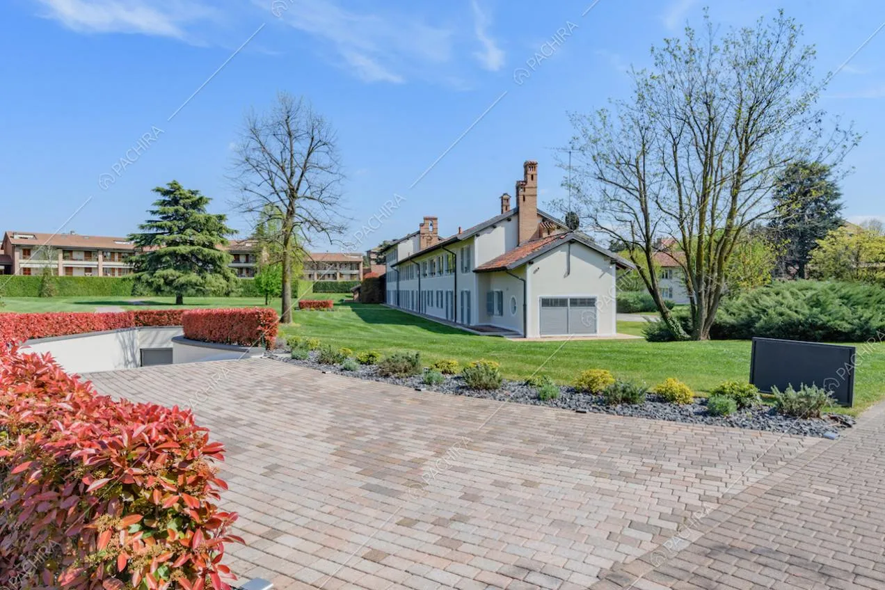 Vialetto di accesso alla location e vista sugli esterni bianchi della villa