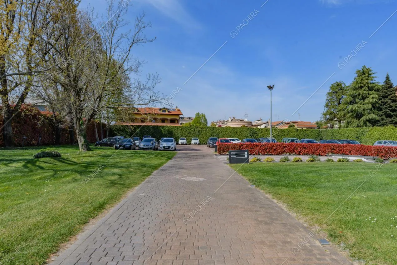 Dal vialetto nel giardino della location vista sul grande parcheggio