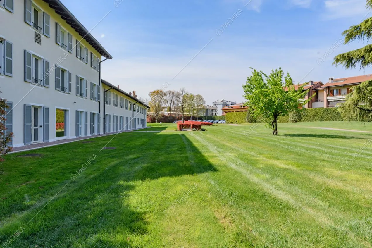 Dal grande e curato giardino vista sugli esterni bianchi della location