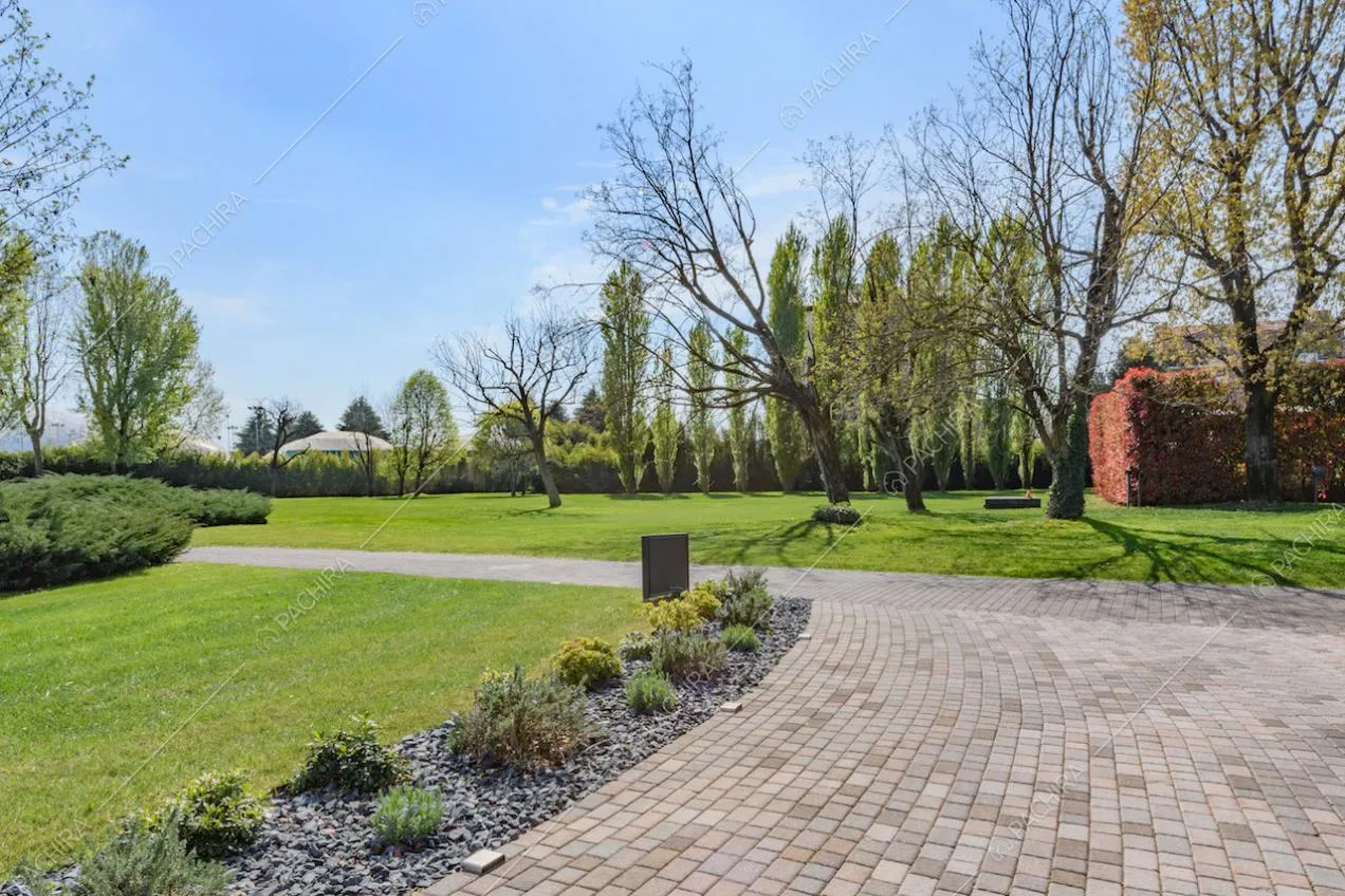Vialetto nel grande giardino della Location Pungitopo