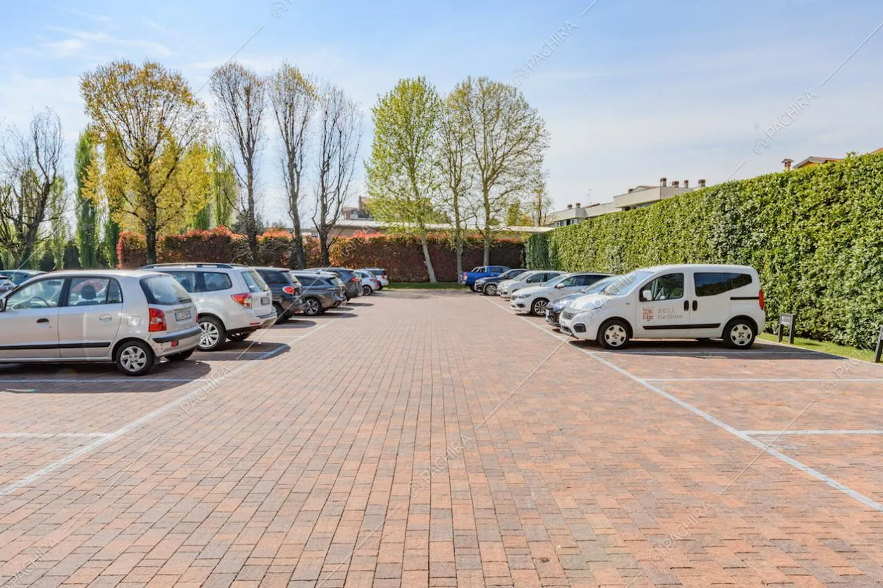 Grande parcheggio all'aperto