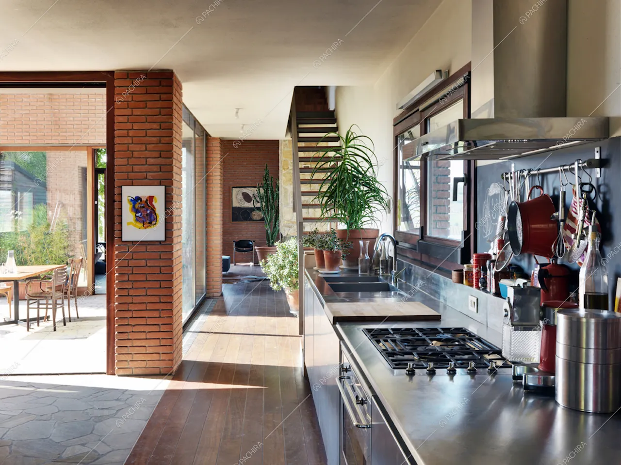 Cucina a vista con fornelli a gas nella Villa Sanseveria