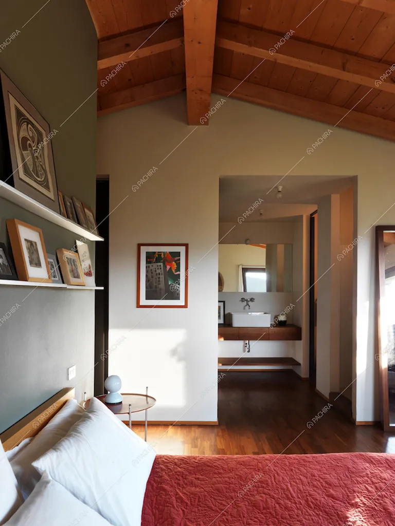 Camera da letto matrimoniale con travi a vista in legno