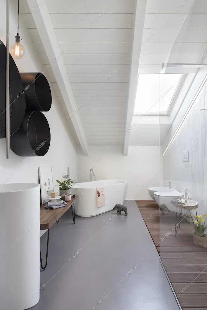 Bagno moderno con travi a vista bianche