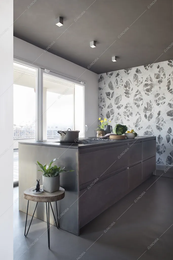 Cucina a vista con carta da parati e ampie vetrate