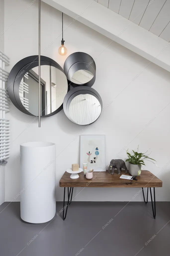 Bagno con arredi design e travi a vista bianche