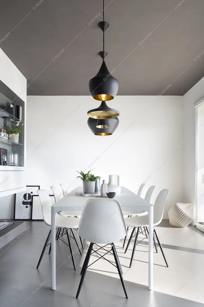 Sala da pranzo moderna con lampadari di design