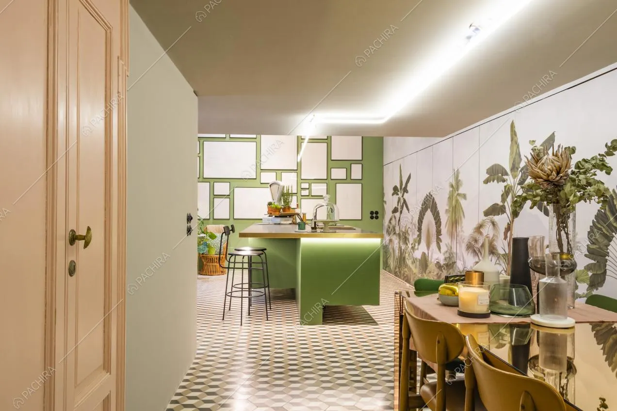 Cucina a isola vista dal tavolo da pranzo e pareti colorate