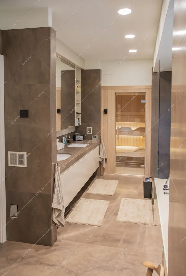 Ampio bagno con pavimento e pareti in lastre di pietra e sauna