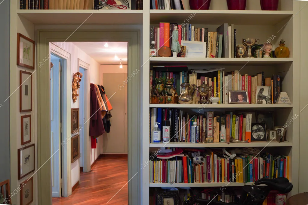 Libreria dell'appartamento Volga, location in stile moderno a Roma
