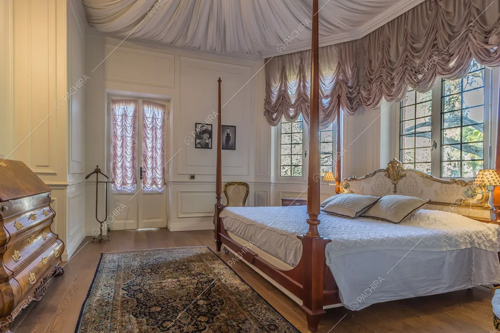 Letto a baldacchino nella camera della dimora storica Chewe, location in stile contemporaneo a Lecco