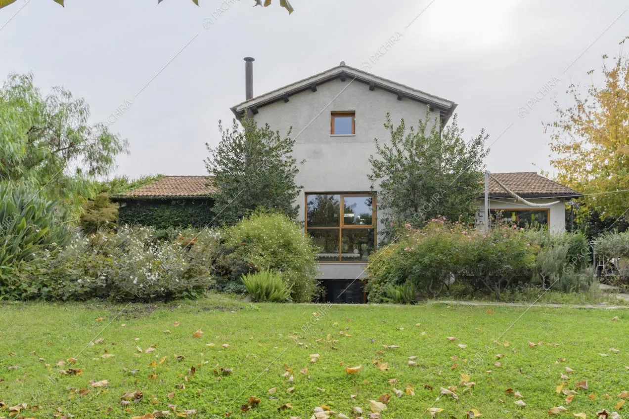 Villa a Roma con giardino e tetto coperto di tegole