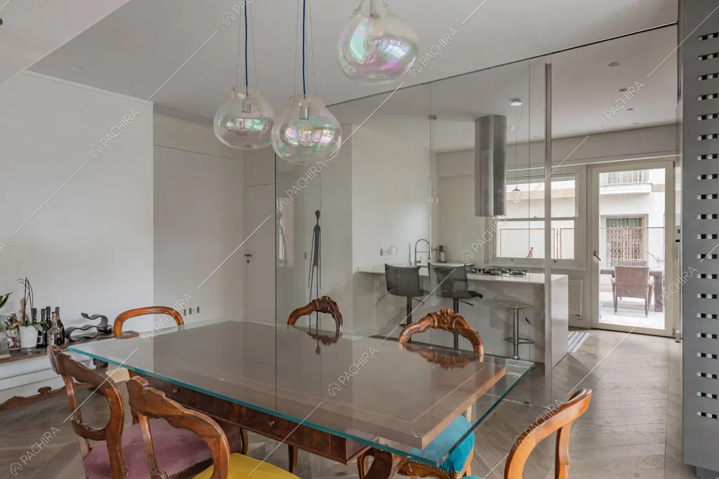 Luminosa zona living con cucina a penisola dell'appartamento Sonora, location in stile contemporaneo a Roma