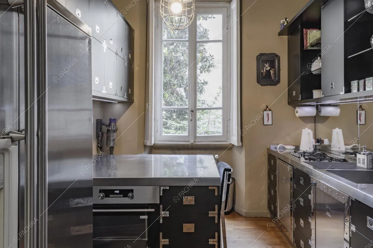 Cucina arredata con scatole per attrezzature musicali