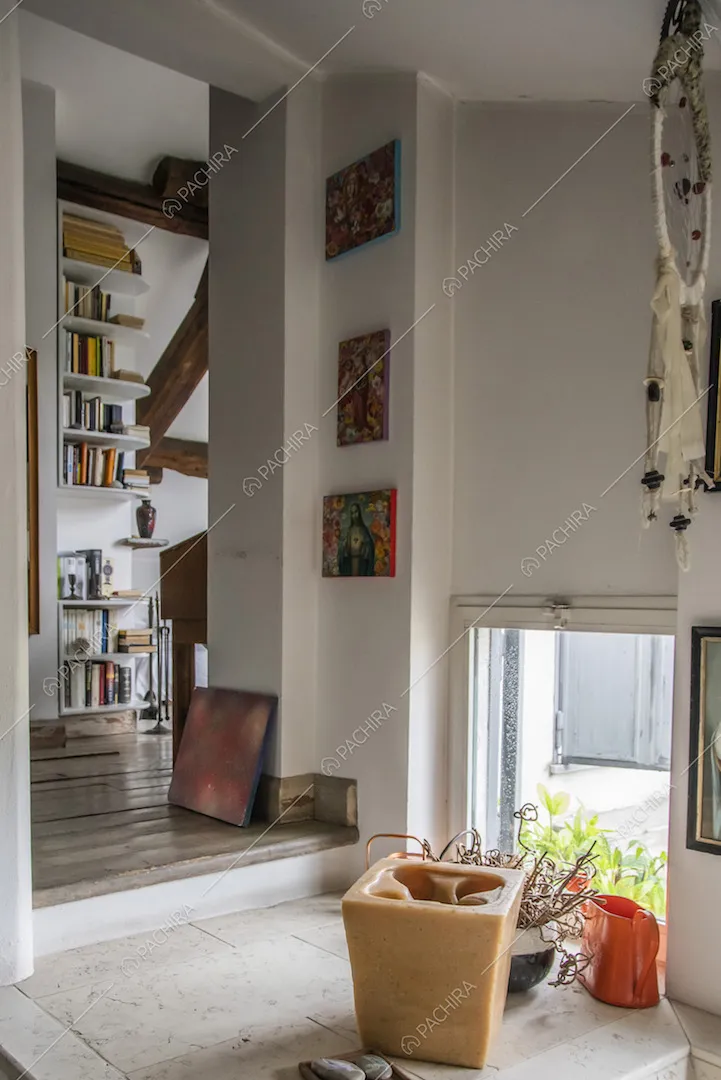 Disimpegno con quadretti appesi alla parete