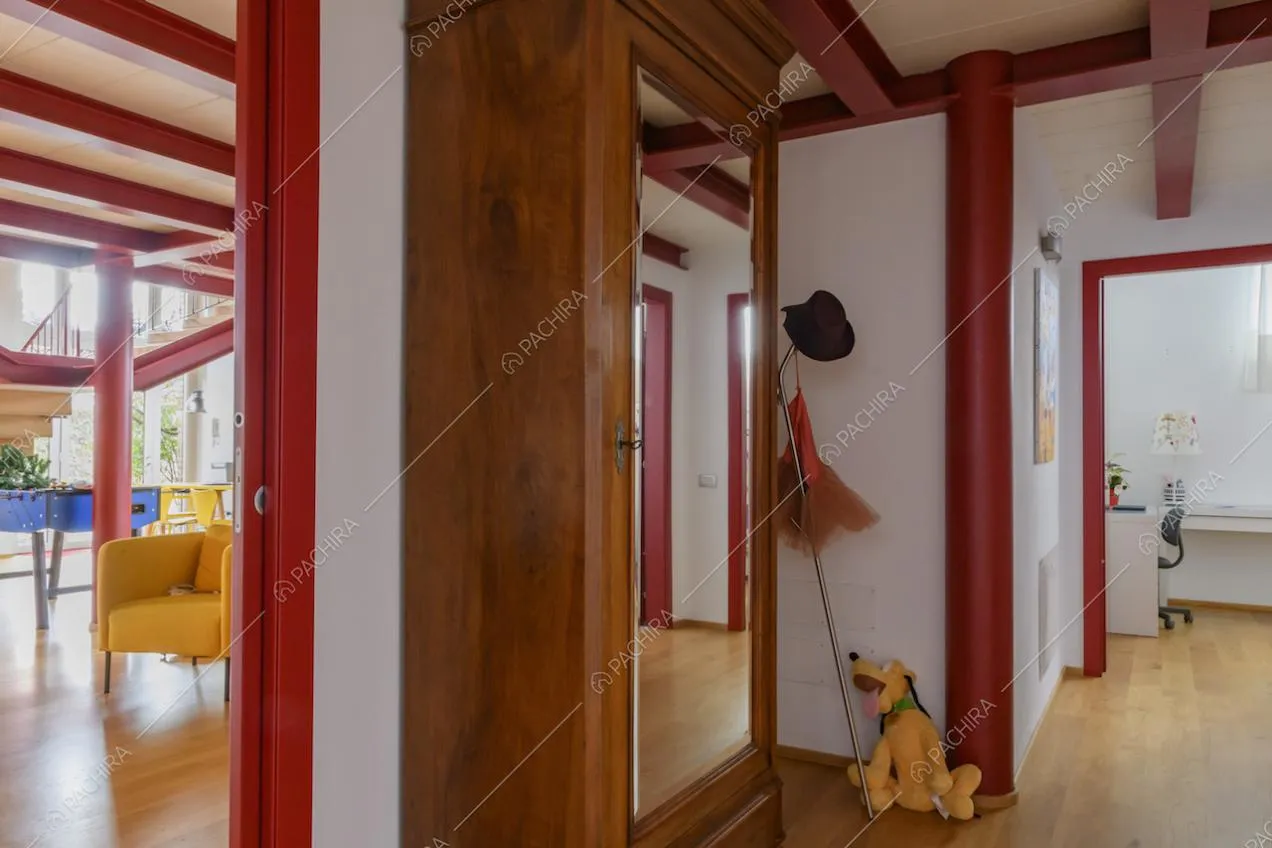 Vista sul salone e sulla camera da letto con pavimento in parquet