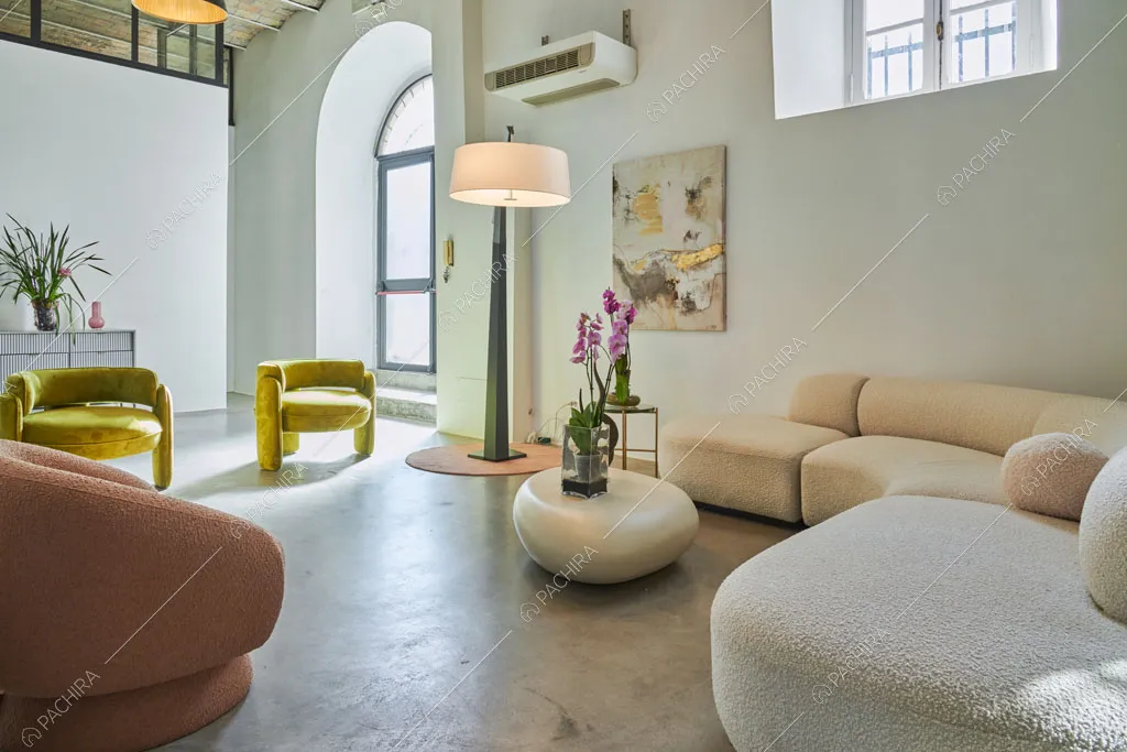 Zona living del loft Manaslu, location in stile minimal a Roma