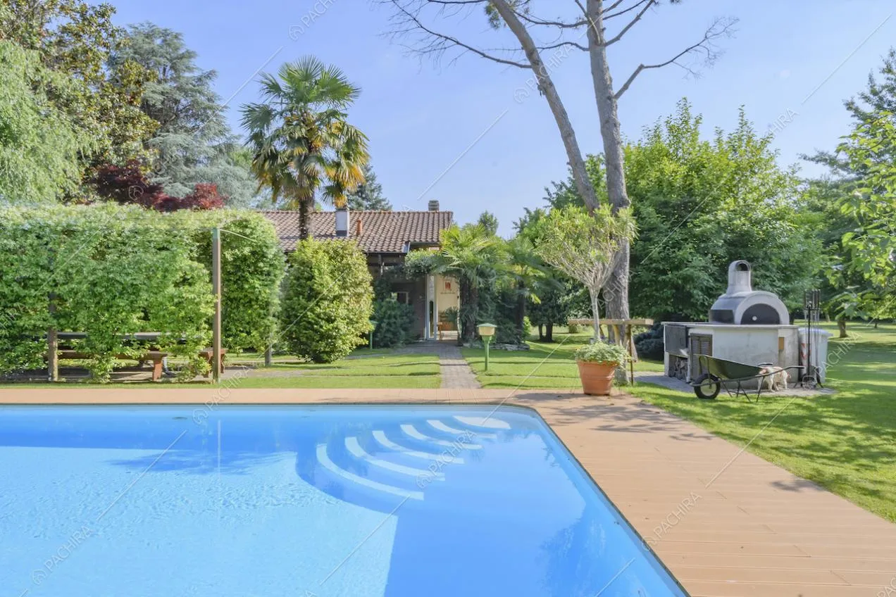 Gradinata d'accesso alla piscina e barbecue in pietra