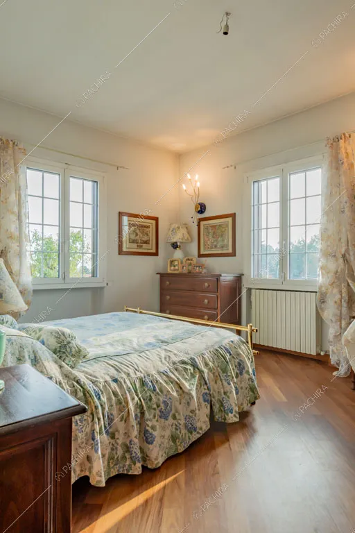 Camera da letto della villa Ararat, location in stile classico a Milano