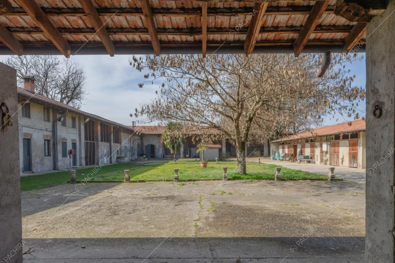 Dal garage vista sul cortile interno della location dagli esterni tipici dei casolari