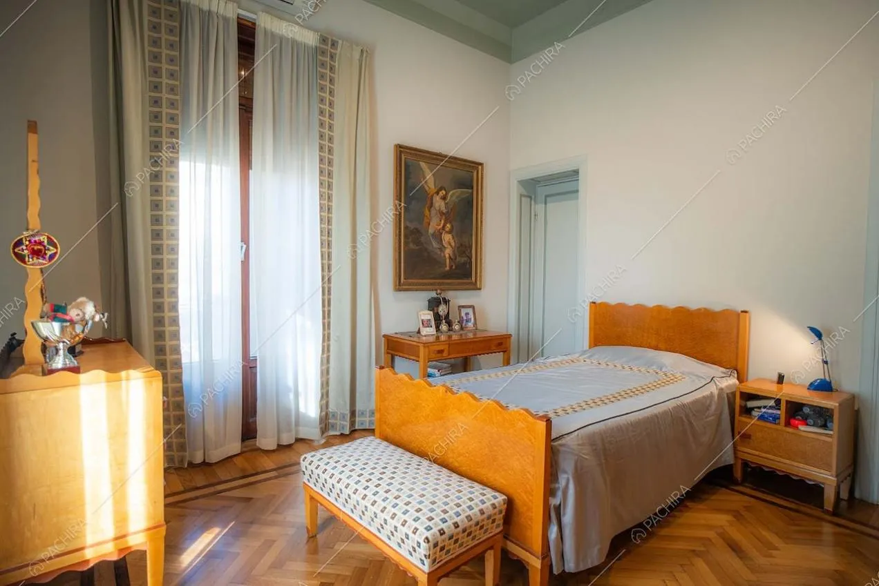 Camera da letto della villa Adamite, location in stile classico a Savona