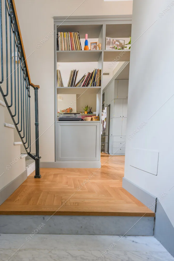 Dalle scale in marmo accesso all'atrio con vista sulla cucina