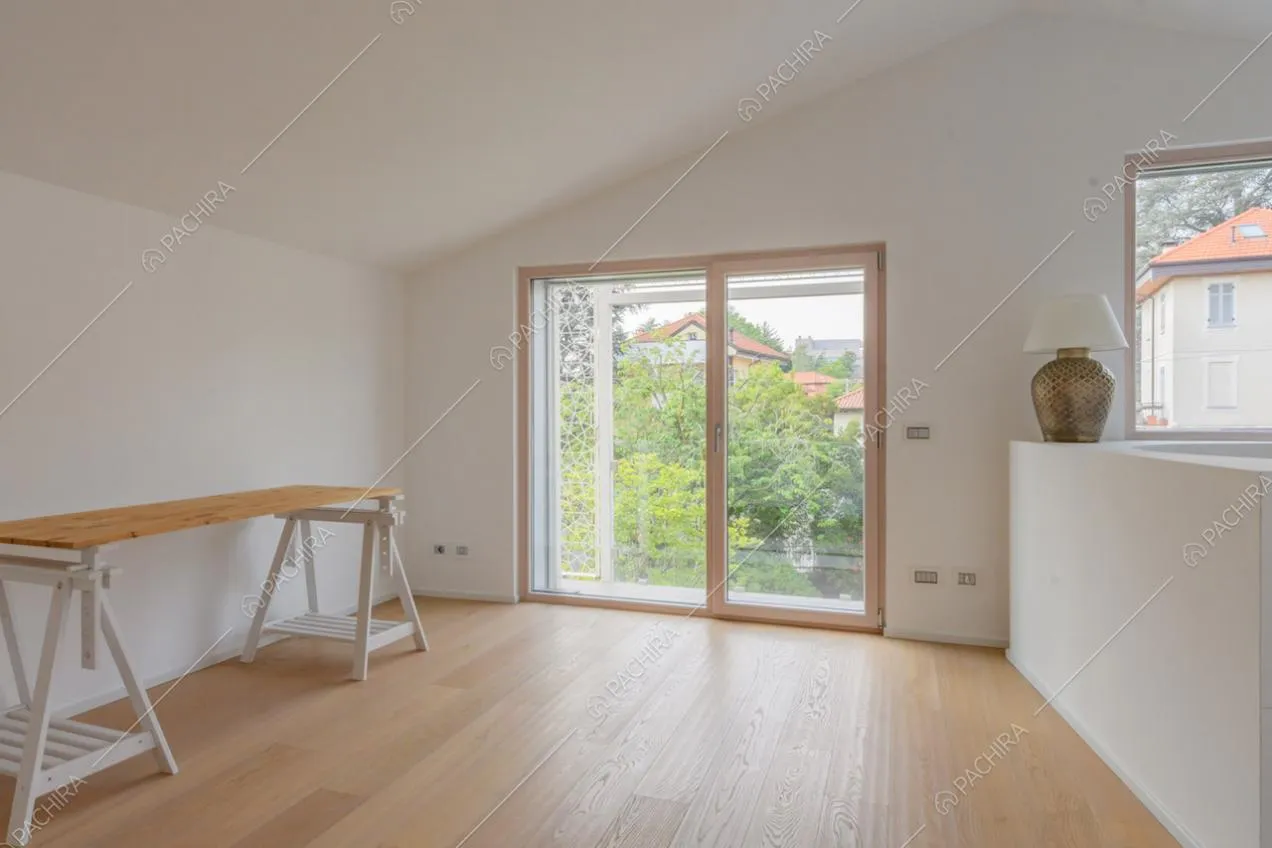 Luminosa sala con porta-finestra scorrevole e pavimento in parquet