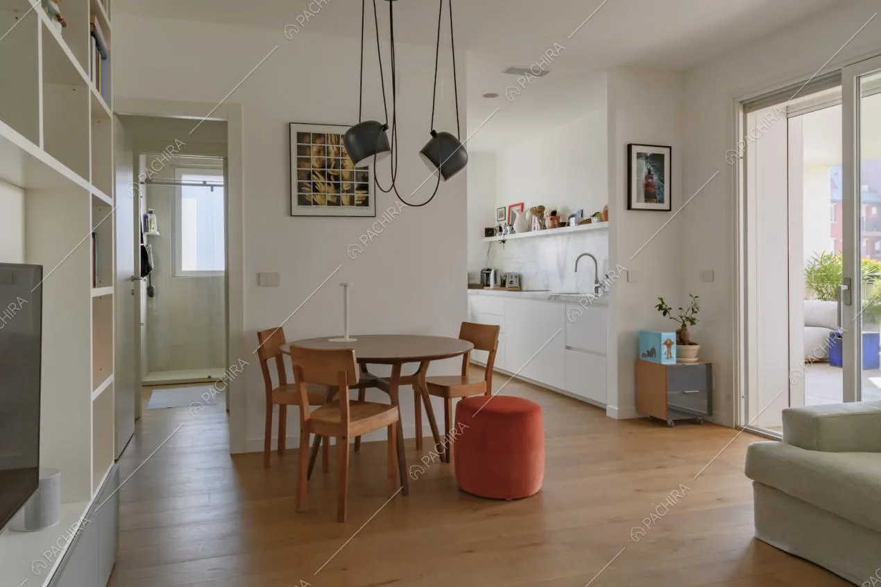 Salotto con accesso alla terrazza e cucina a vista