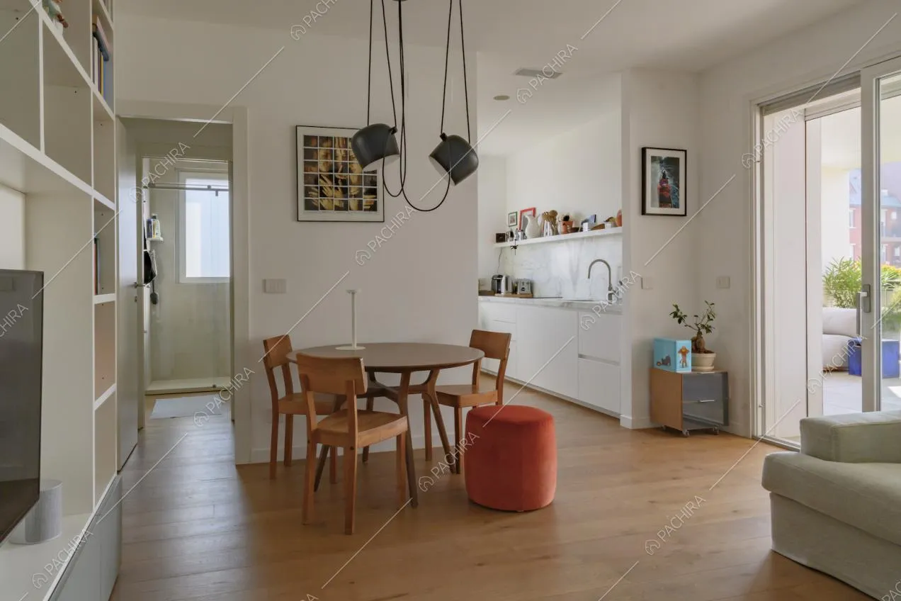Salotto con accesso alla terrazza e cucina a vista
