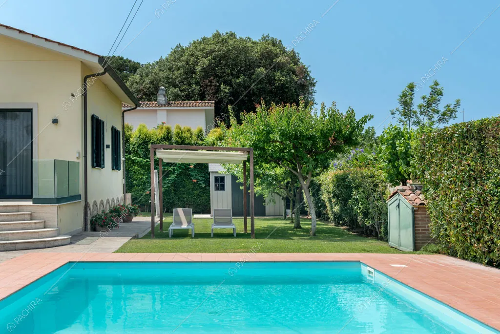 Piscina della villa Agnocasto, location in stile moderno a Roma