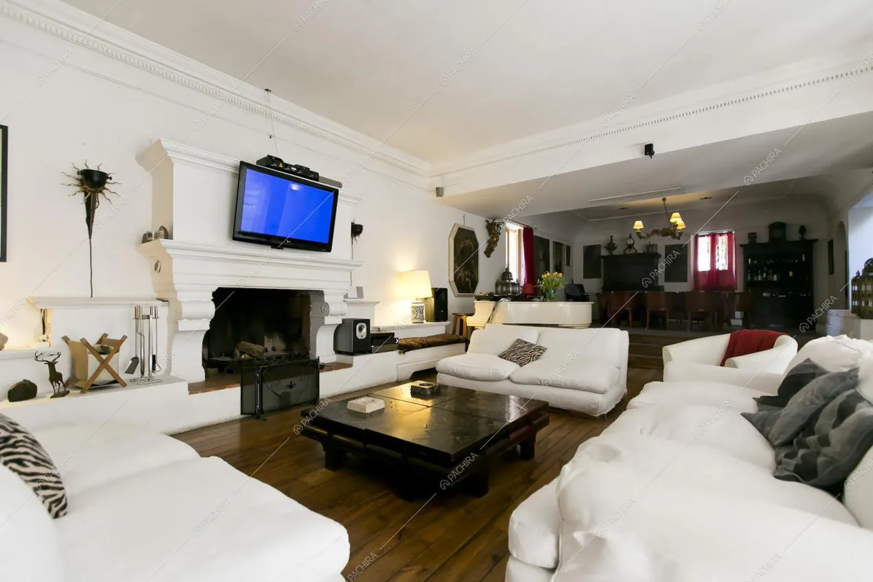 Il living in stile moderno con pavimento in parquet