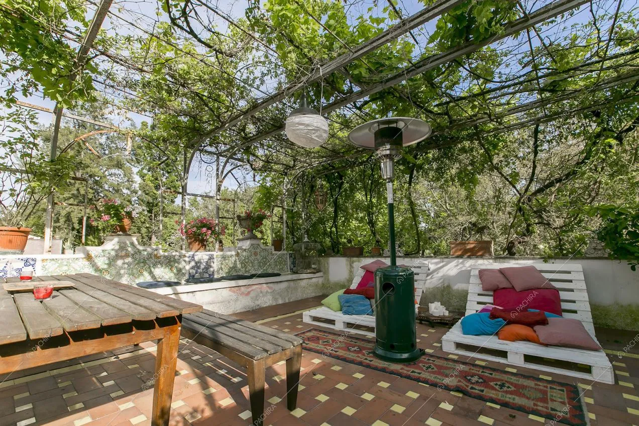 La terrazza arabeggiante di questa villa moderna a Roma