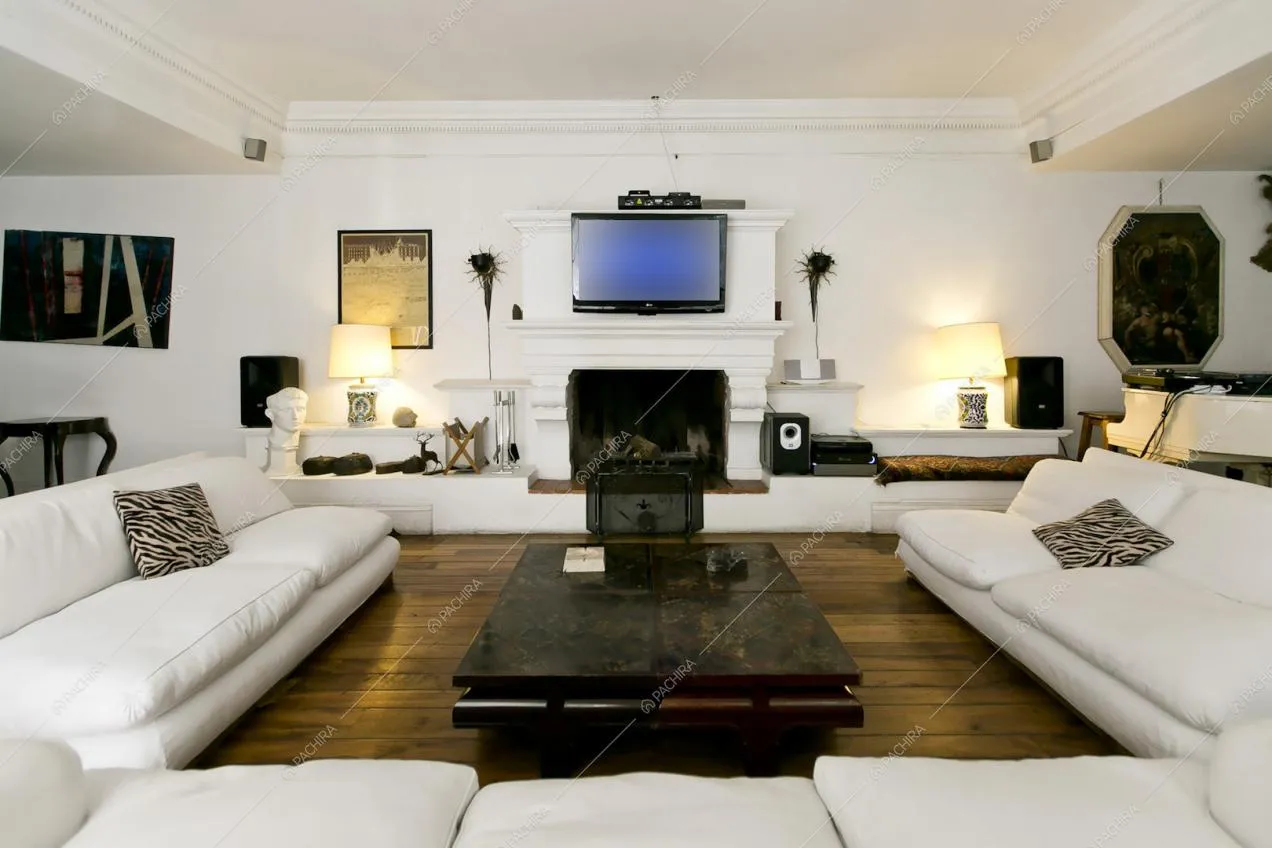 Sala con camino e divani bianchi