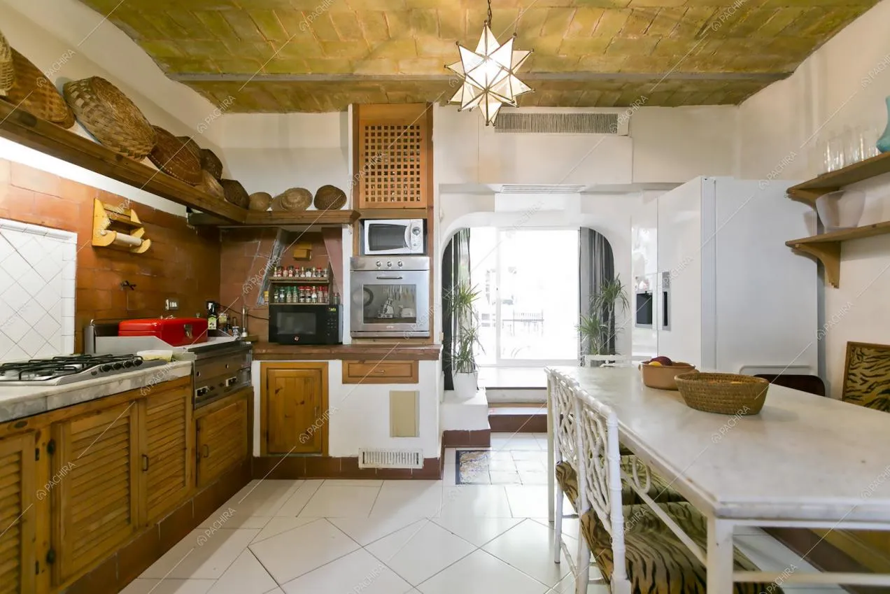 Cucina moderna con mobili in legno
