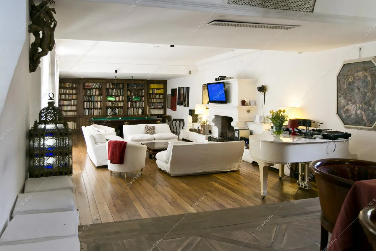 Sala con libreria a parete e camino