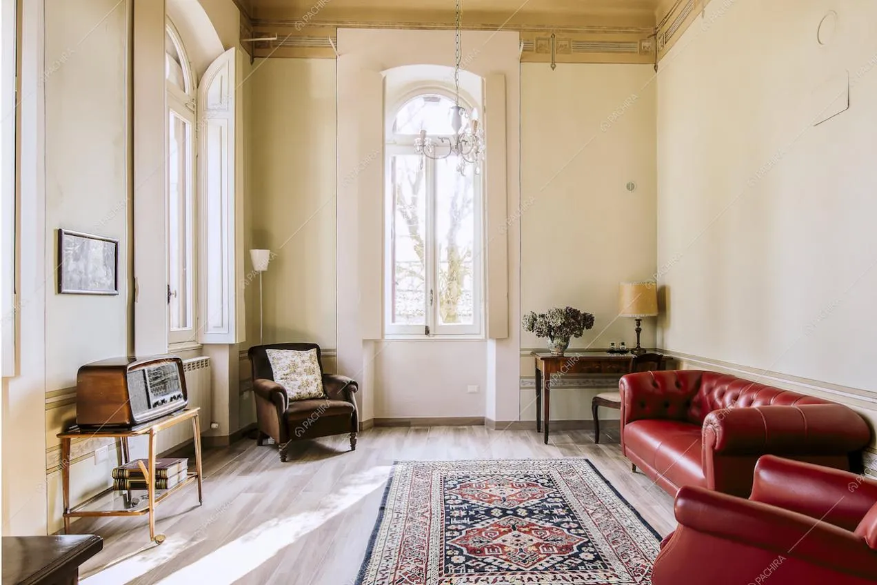 Arredi vintage in questo salone con alti soffitti
