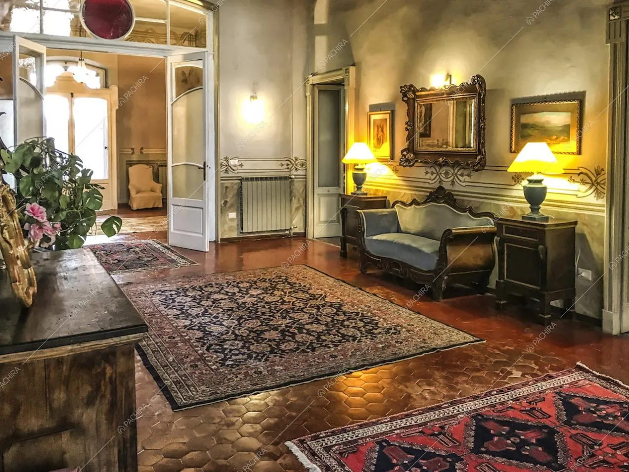 Tappeti persiani su pavimento in parquet